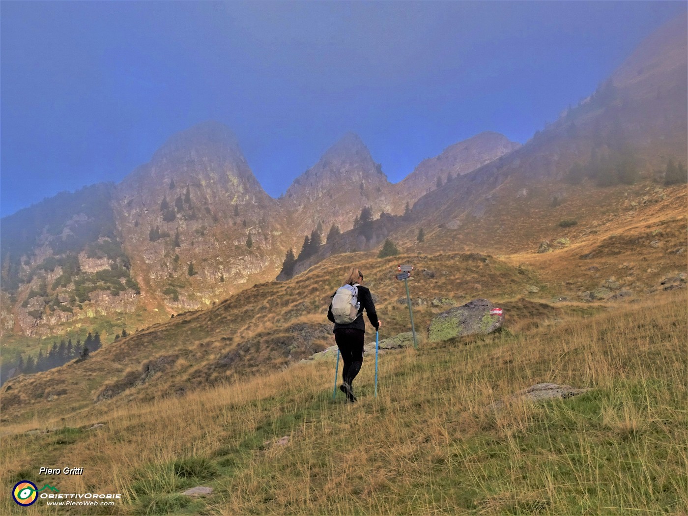 14 Sopra la nebbia compaiono i Tre Pizzi  nel sereno...speriamo si apra.JPG